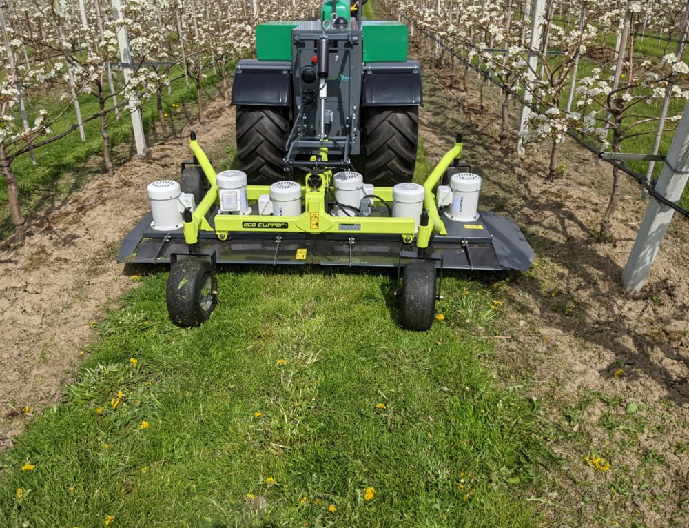 De eTrac met de ecoclipper in de fruitteelt